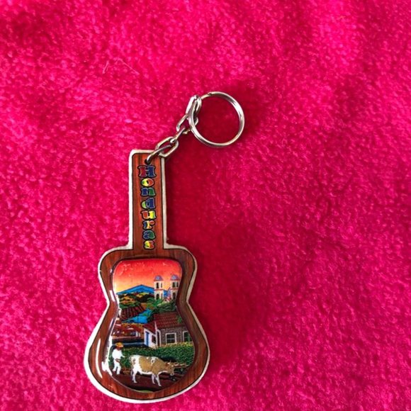Unique Honduras Wooden Keychain with Honduran Guitar / People Design - Picture 4 of 6